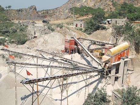 一小時(shí)5-10噸的半自動(dòng)砸石機(jī)多少錢？有沒有現(xiàn)場圖片或者視頻參考？