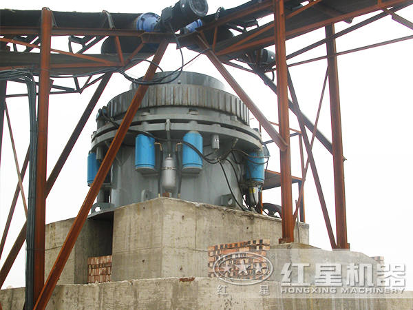 圓錐破碎機(jī)作業(yè)現(xiàn)場(chǎng)