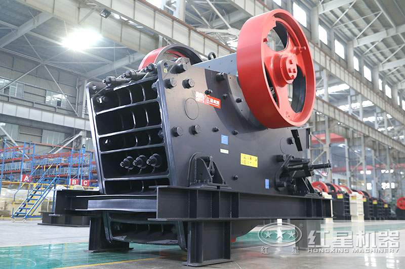 顎式破碎機(jī)車間實(shí)拍