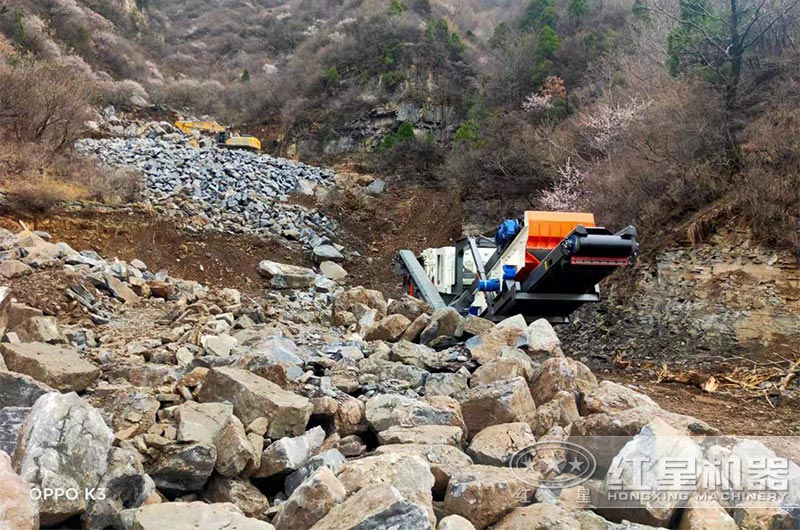 履帶顎式移動破石機(jī)現(xiàn)場一