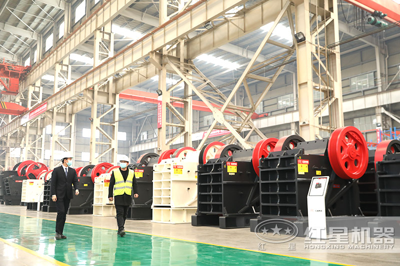 客戶(hù)實(shí)地考察紅星機(jī)器廠家46破碎機(jī)