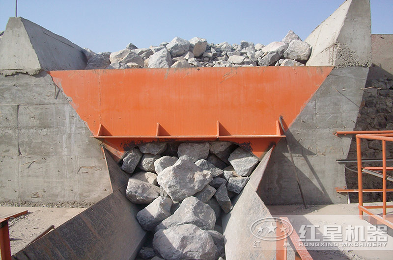 打花崗巖的機(jī)器一小時(shí)產(chǎn)量1000噸多少錢(qián)？含現(xiàn)場(chǎng)視頻