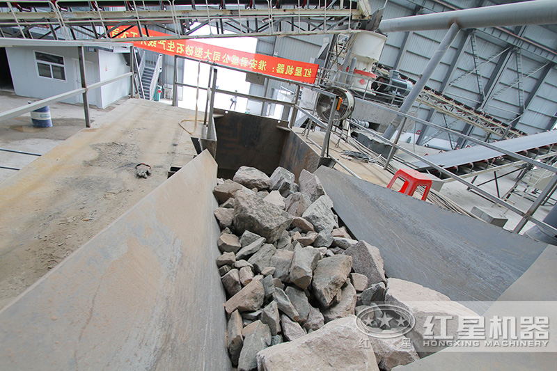 鄂破進(jìn)料口大，可通過(guò)大塊玄武巖