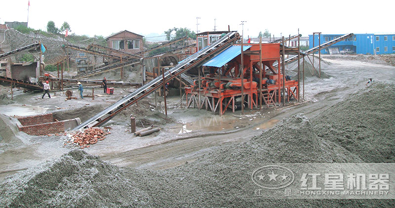 多臺小型對輥制砂機(jī)作業(yè)