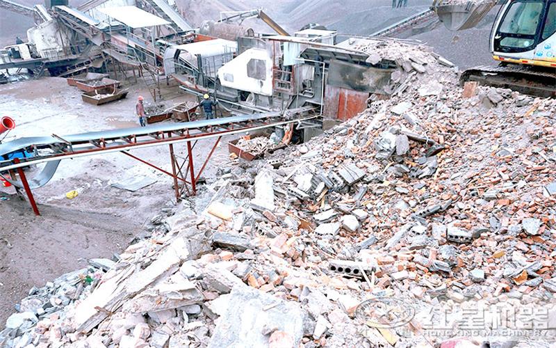 輪胎式粉碎機(jī)處理渣土很給力，現(xiàn)場(chǎng)圖了解一下