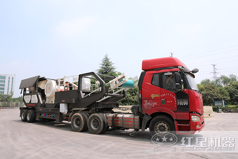 車載流動石料破碎機搭載車頭任意轉場