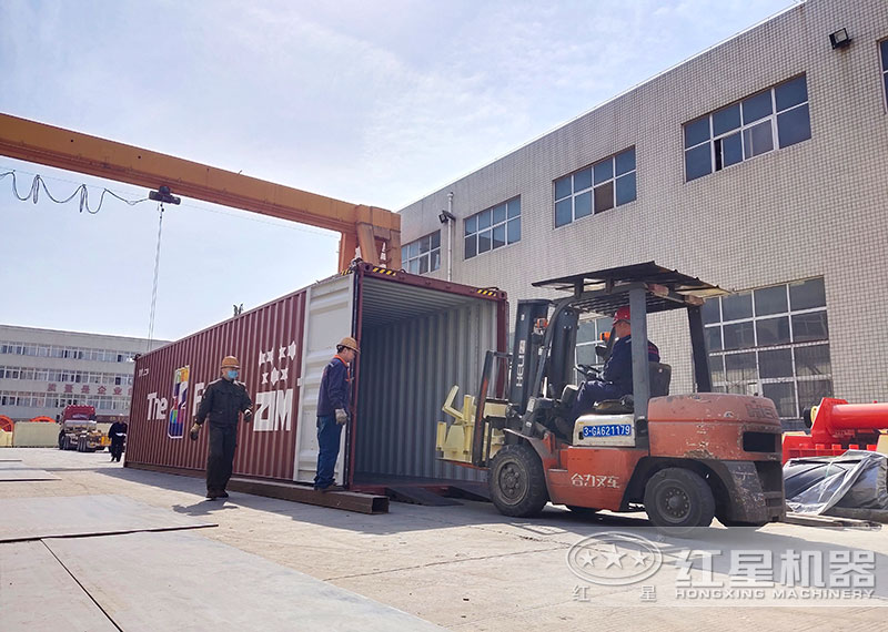 打石子設(shè)備裝車發(fā)貨，送到客戶手中