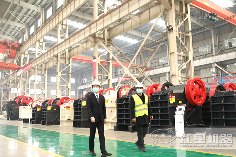 紅星機(jī)器小型破碎機(jī)車間現(xiàn)貨，客戶實(shí)地考察