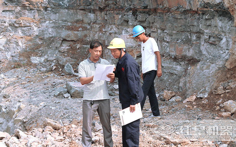 紅星技術(shù)人員現(xiàn)場(chǎng)考察為客戶配置小型破碎機(jī)