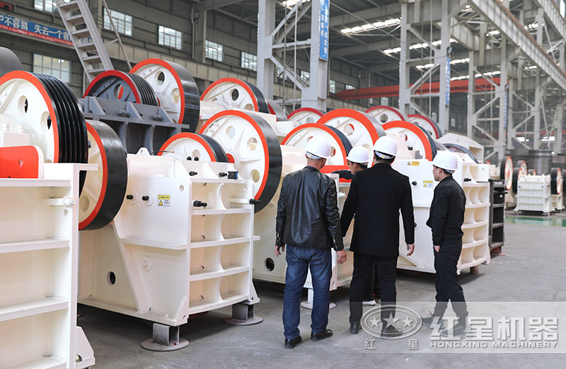 粗破鄂式破碎機(jī)型號(hào)多，價(jià)格不等，用戶來廠考察