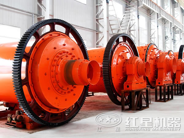 車(chē)間內(nèi)擺放整齊的礦渣球磨機(jī)