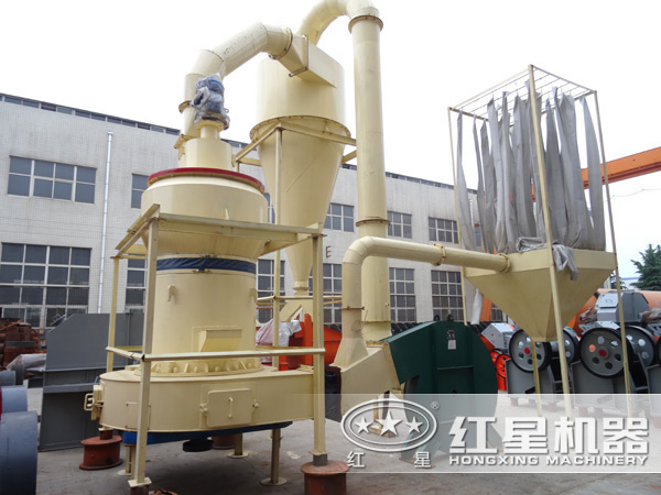 膨潤(rùn)土雷蒙磨粉機(jī)實(shí)拍圖