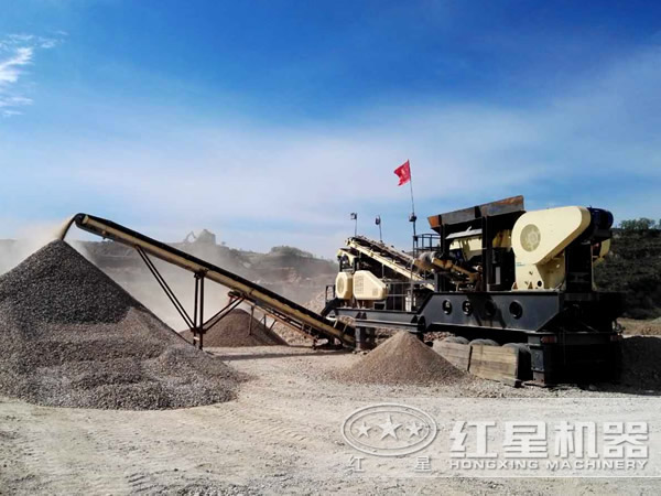 大型移動破碎機作業(yè)現(xiàn)場