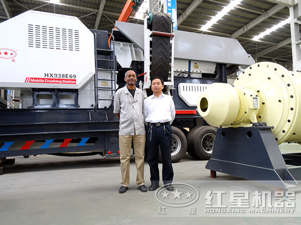 大型汽車破碎機(jī)車間客戶合影