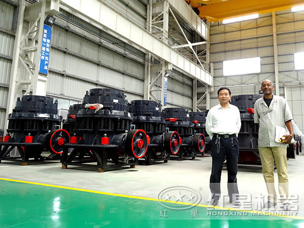 復(fù)合式破碎機(jī)生產(chǎn)車(chē)間客戶留影