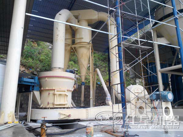 紅星機(jī)器雷蒙磨粉機(jī)工作現(xiàn)場實(shí)拍