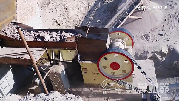 顎式破碎機工作現(xiàn)場實拍