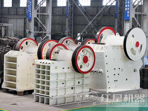 不同規(guī)格的小型碎石機車間展示