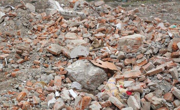 建筑垃圾處理設(shè)備：移動破碎站、顎式破碎機(jī)價格