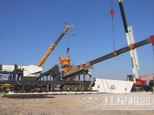 石灰石車載移動(dòng)碎石機(jī)生產(chǎn)現(xiàn)場