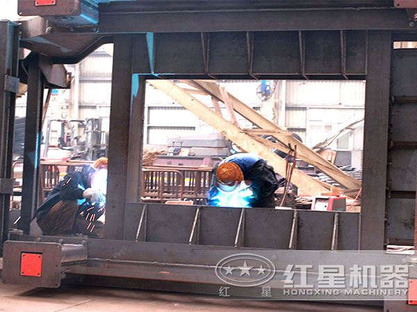 紅星移動(dòng)破碎機(jī)生產(chǎn)車(chē)間