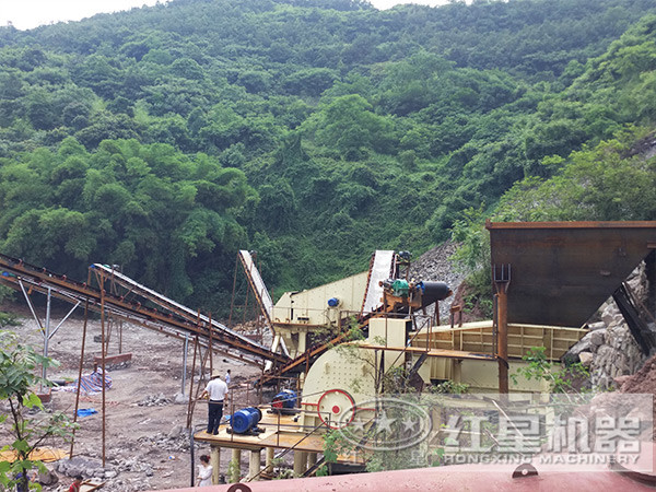 時(shí)產(chǎn)8噸小型錘式破碎機(jī)生產(chǎn)現(xiàn)場