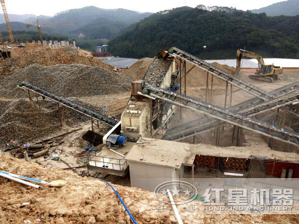 大型移動破碎站工作現(xiàn)場