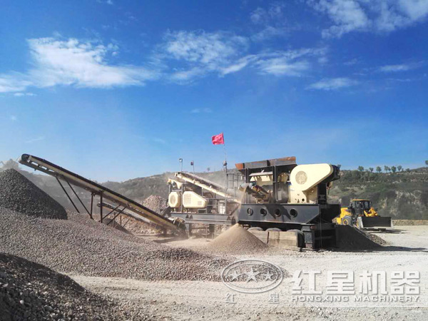 履帶式移動破碎站工作現(xiàn)場