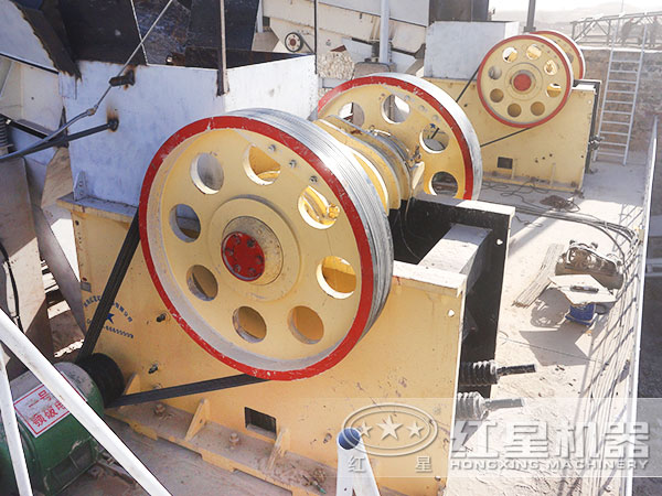 顎式破碎機(jī)工作現(xiàn)場