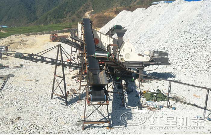 移動式重錘式破碎機(jī)工作現(xiàn)場