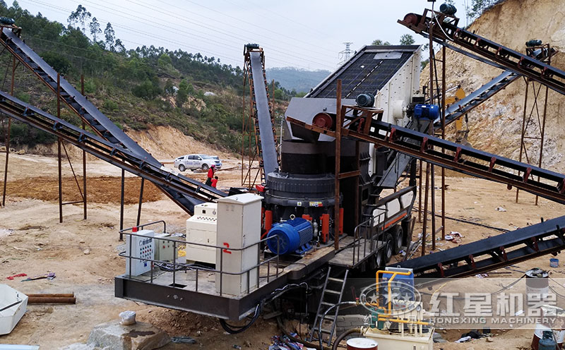 移動圓錐破碎機(jī)工作現(xiàn)場