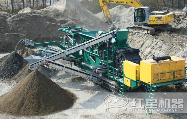 時(shí)產(chǎn)100立方石頭履帶式移動(dòng)破碎機(jī)工作現(xiàn)場(chǎng)