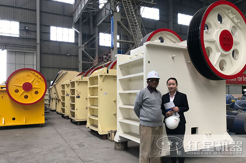 日產(chǎn)一萬噸破碎機(jī)車間客戶留影