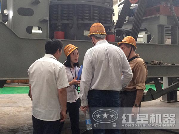 客戶來(lái)訪紅星破碎機(jī)車間