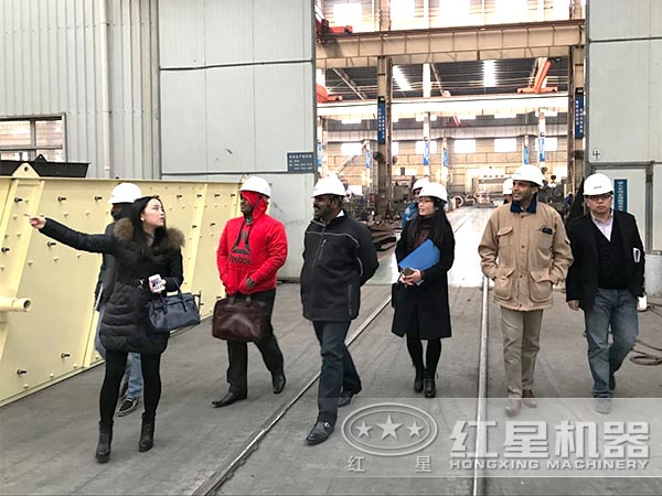 客戶前往大型環(huán)保碎石破碎機車間參觀