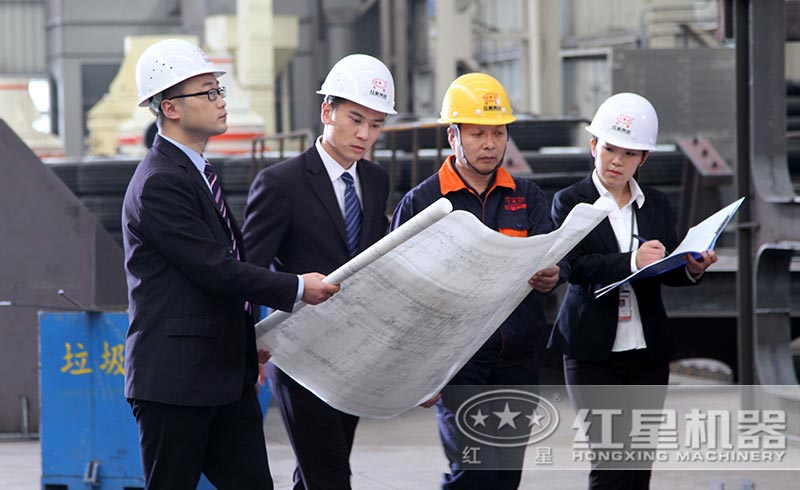 技術(shù)工程師生產(chǎn)現(xiàn)場(chǎng)指導(dǎo)作業(yè)