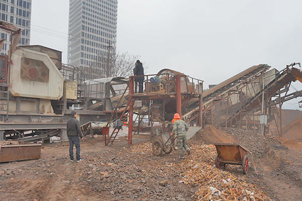磚渣移動粉碎機(jī)將廢木屑等雜物篩分剔除