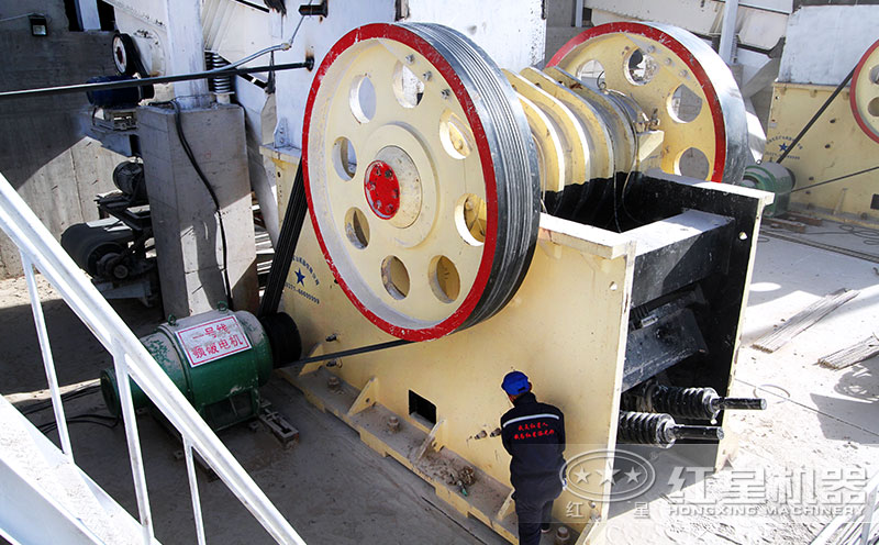 顎式破碎機(jī)現(xiàn)場