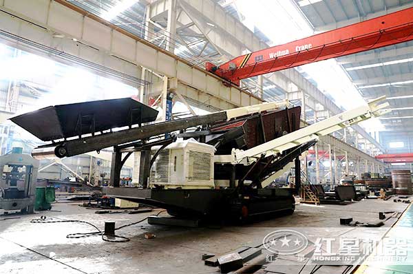 履帶碎石機(jī)組裝車間