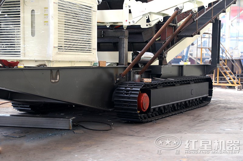 履帶行駛，穩(wěn)穩(wěn)當(dāng)當(dāng)