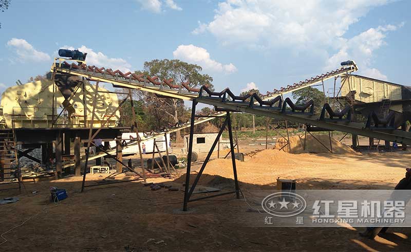 反擊式破碎機(jī)工作現(xiàn)場(chǎng)