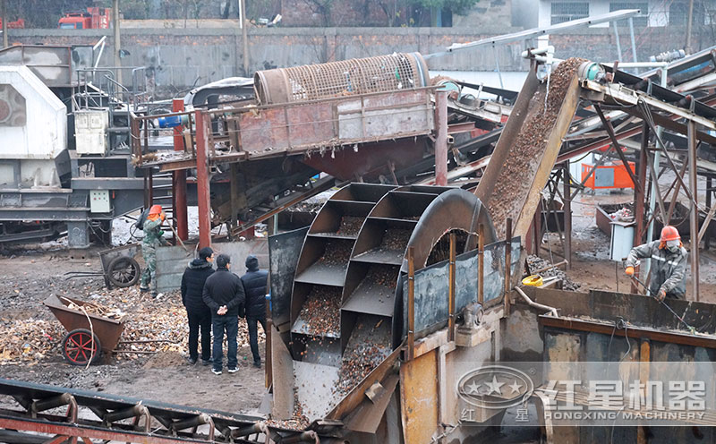建筑垃圾碎石加工現(xiàn)場忙忙碌碌
