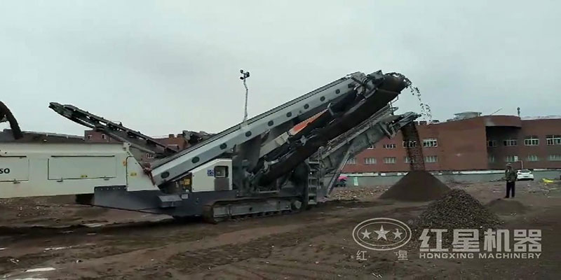 杭州履帶移動制沙生產(chǎn)線同時(shí)生產(chǎn)2種規(guī)格產(chǎn)品