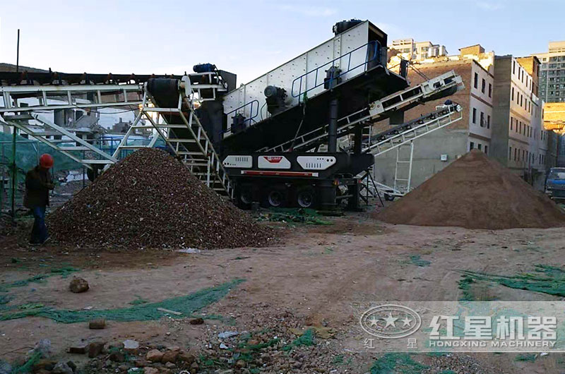 既能碎石也能制沙的流動磚渣粉碎機(jī)加工現(xiàn)場