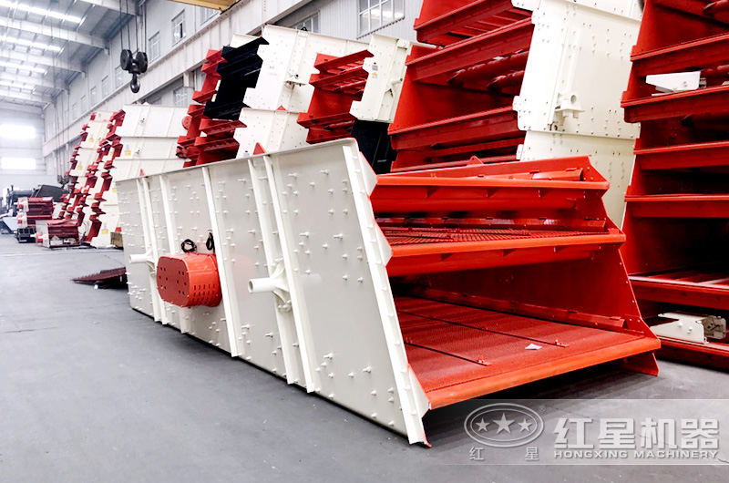 振動篩分機是砂石生產(chǎn)線重要的輔助生產(chǎn)設備