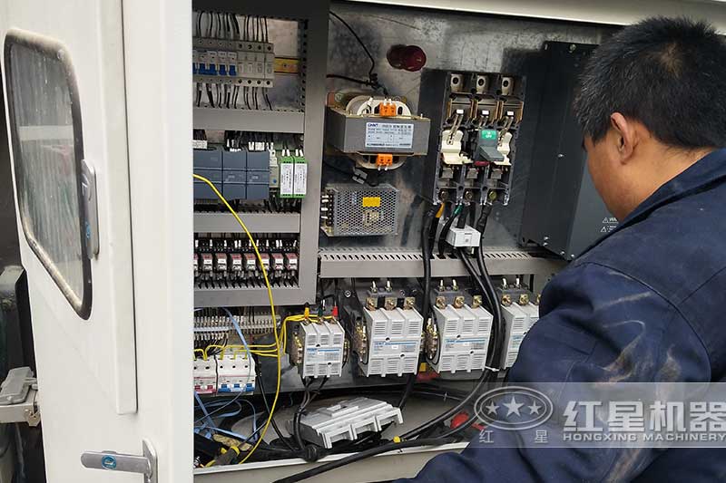 紅星工程人員正在為客戶檢查設(shè)備