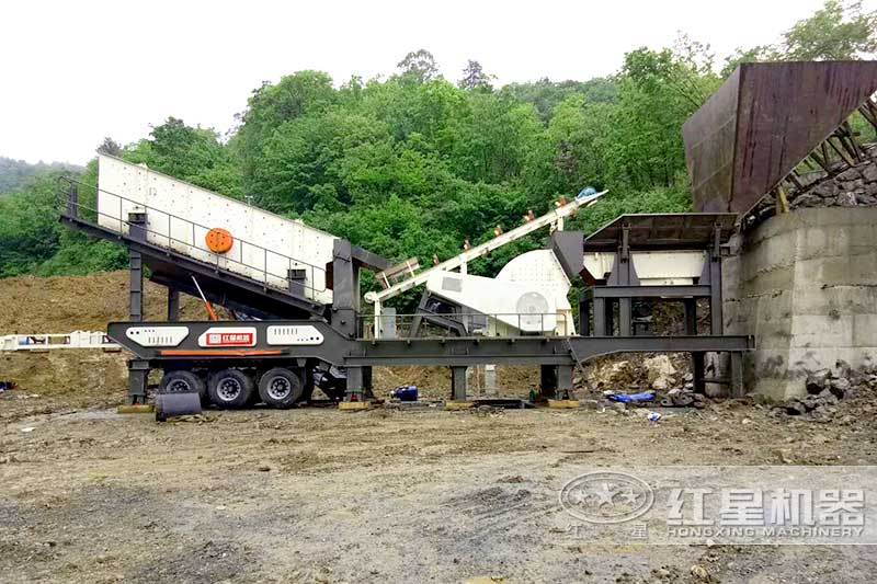 移動錘石破碎機加工山石現(xiàn)場