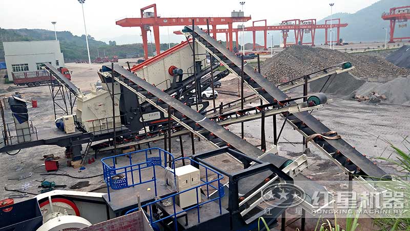 輪胎移動(dòng)反擊式破碎機(jī)工作現(xiàn)場(chǎng)