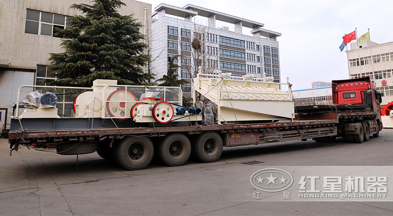 紅星對輥式破碎機(jī)發(fā)貨