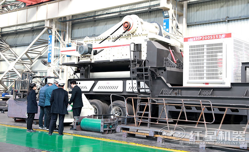 客戶(hù)參觀移動(dòng)破碎機(jī)加工車(chē)間